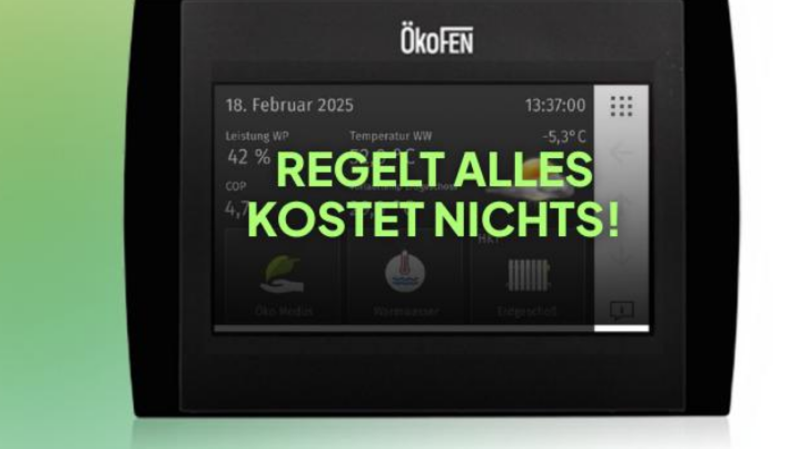 ÖkoFEN Display mit der Anzeige 'Regelt alles, kostet nichts!'
